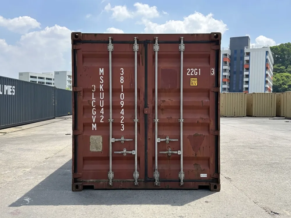 Brukt 20 fots container – sett forfra med lukkede dører