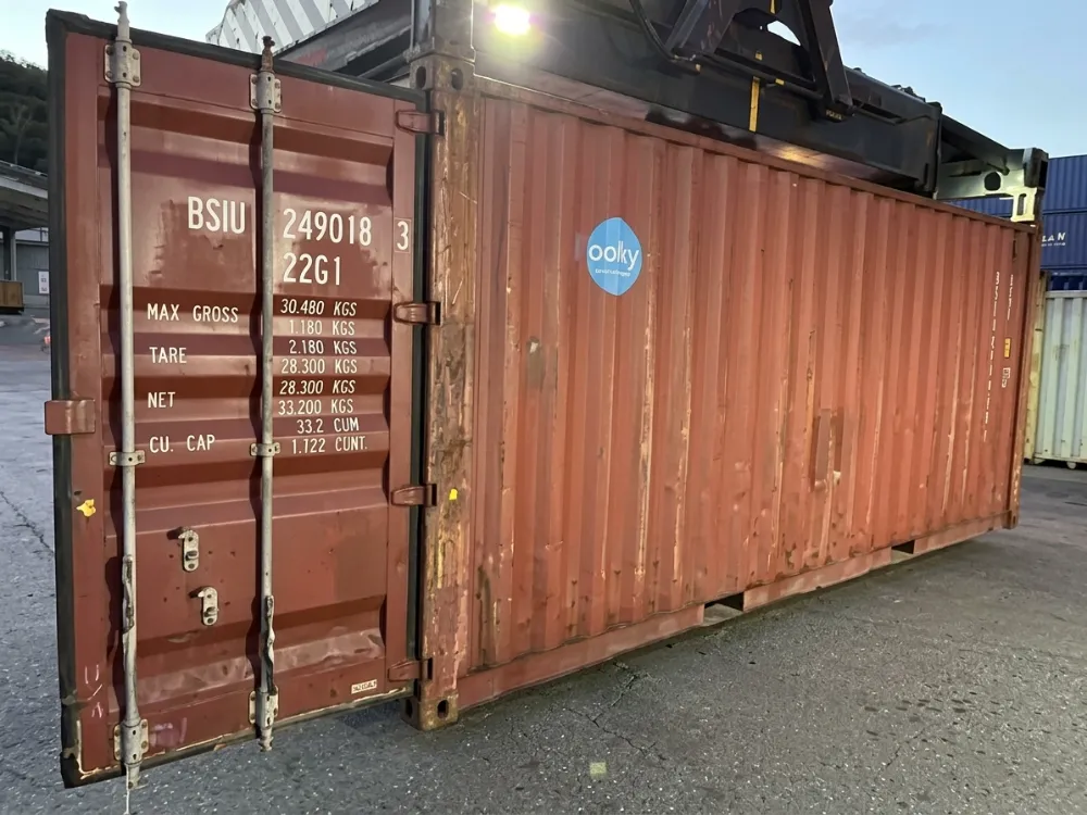 Brukt 20 fots container – dørsiden sett på skrå